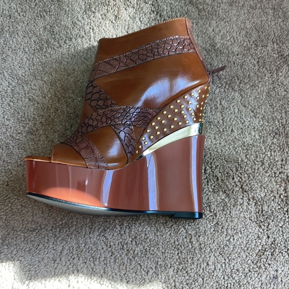 Brand new never worn heels - Picture 4 of 5